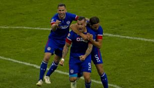 Méndez festeja con Caraglio el gol contra Monterrey en el Azteca