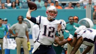Tom Brady a punto de lanzar el balón 