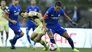 Lainez y Salas disputan un balón en la J14 del Apertura 2018