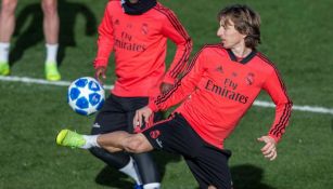 Luka Modric controla el balón en una práctica del Real Madrid