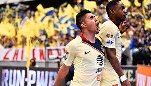 Joe Corona y Renato Ibarra festejan un gol con América