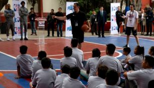 Niños de la Secundaria No. 20, José Arteaga reciben clínica de basquetbol