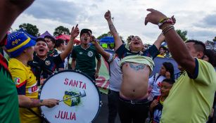 Aficionados del América, en las inmediaciones del Estadio Azteca