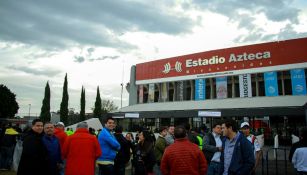 Aficionados arriban al Estadio Azteca para presenciar la Final