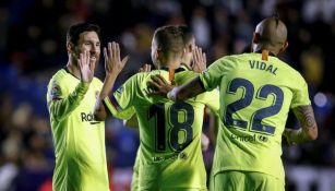 Messi festeja con sus compañeros uno de sus goles vs Levante