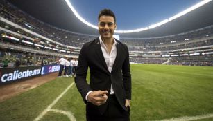 Carlos Rivera previo a entonar el Himno Nacional en el Azteca