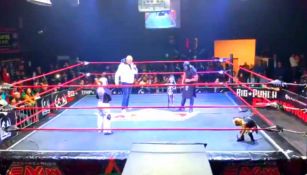 'La Parkita' y su familia arriba de un ring de la AAA