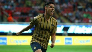 Felipe Mora celebra un gol con Pumas