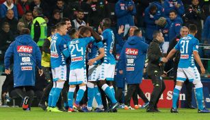 Jugadores del Nápoles celebran gol contra Cagliari