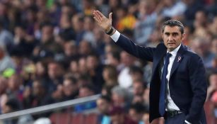 Ernesto Valverde da instrucciones desde el banquillo del Barça
