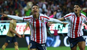 Isaác Brizuela festeja gol con Chivas