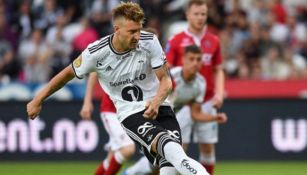 Nicklas Bendtner durante un partido con Rosenborg
