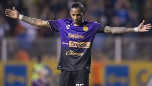 Vinicio Angulo festeja un gol con Dorados