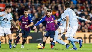 Messi conduce el balón en el juego entre Barcelona y Celta