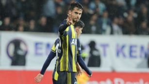 Reyes saluda durante un juego del Fenerbahçe