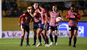 Chivas Femenil celebra una anotación frente a Tigres
