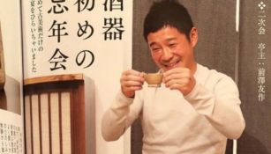 Yusaku Maezawa bebiendo un té