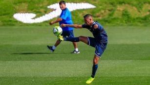 Elías Hernández controla el balón en práctica de Cruz Azul