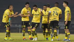 Jugadores de Monarcas celebran un gol en el Chivo Córdoba