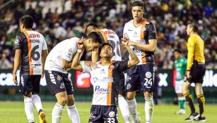 Omar Islas festeja su gol contra León