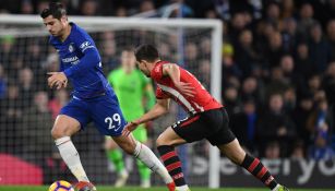 Morata conduce el balón pese a la presión de un defensa del Southampton 