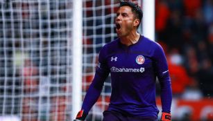 Alfredo Talavera festeja un gol del Toluca