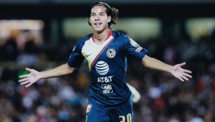Diego Lainez festaja gol con América