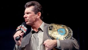 Vince McMahon con el título de la Attitude Era