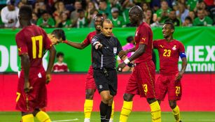 Jugadores de Ghana reclaman en juego contra México