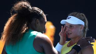 Serena Williams le seca las lágrimas a su rival