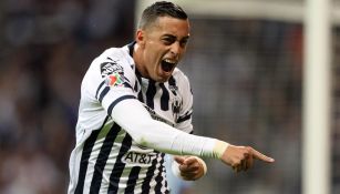 Rogelio Funes Mori festeja un gol con Monterrey
