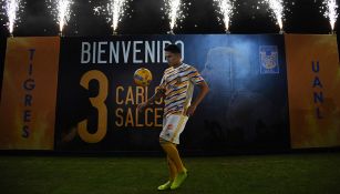 Carlos Salcedo domina el balón en su presentación con Tigres