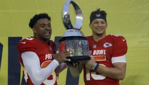 Jamal Adams y Patrick Mahomes con el trofeo del Pro Bowl