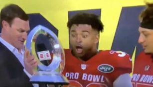 Jamal Adams viendo cómo rompen el trofeo del Pro Bowl
