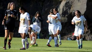 Fabiola Santamaría festeja con sus compañeras su gol vs Lobos