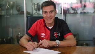 Cristian Insaurralde firma su contrato con el Newell's Old Boys 