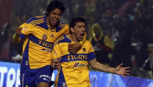 Jugadores de Tigres festejan un gol en la Final del 2011 contra Santos