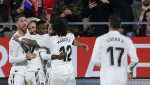 Benzema festeja con sus compañeros el gol vs Girona