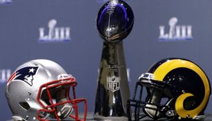 Los cascos de Patriots y Rams y el trofeo Vince Lombardi
