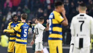 Jugadores de Parma festejan empate contra Juventus