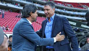 Siboldi saluda a Cardozo antes del juego contra Chivas
