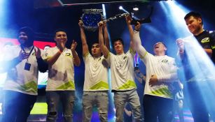 Los integrantes de OpTic Gaming, contentos tras ganar el torneo en México