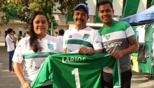 Aficionados del Zacatepec con el jersey de Pablo Larios