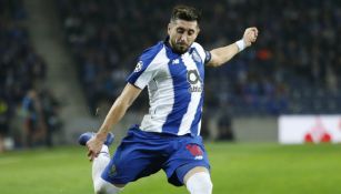 Herrera golpea el balón en un juego del Porto
