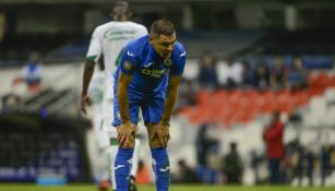 Pablo Aguilar se lamenta durante juego de Cruz Azul