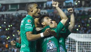 Jugadores de León celebran gol contra Toluca
