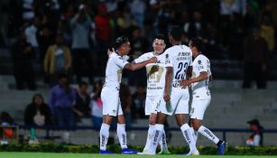 Jugadores de Pumas festejan gol contra Leones Negros