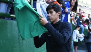 Macías firma una playera del León, su nuevo club