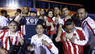Aficionados de Chivas antes del duelo ante Pachuca
