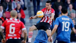 Lozano controla el balón en el partido vs Feyenoord